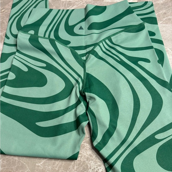 Balance Athletica Vitality X Cosmopolitan the ascend pant in botanical green - Picture 8 of 9
